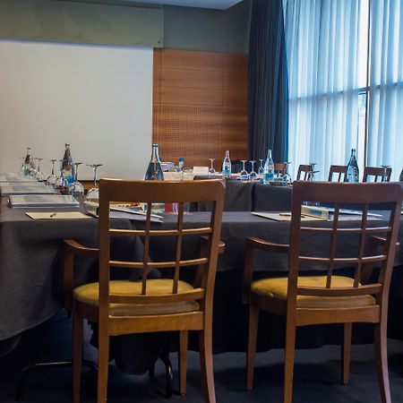 Gran Hotel Lakua Vitoria-Gasteiz Eksteriør billede A meeting room at the hotel