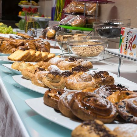 Gran Hotel Lakua Vitoria-Gasteiz Eksteriør billede A buffet of pastries