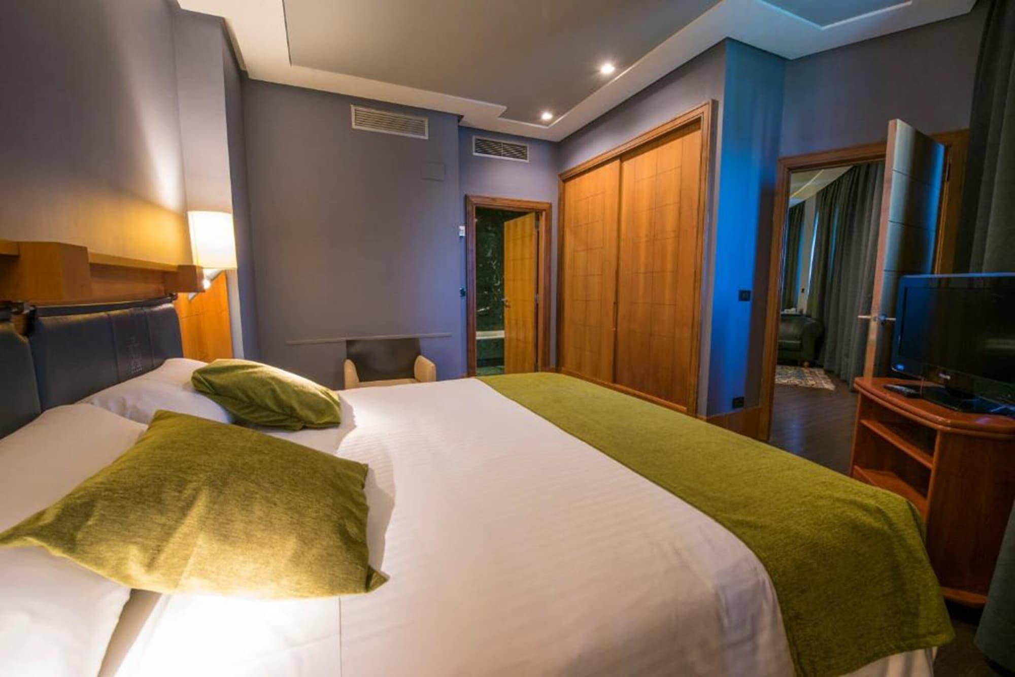 Gran Hotel Lakua Vitoria-Gasteiz Eksteriør billede A bedroom at the hotel