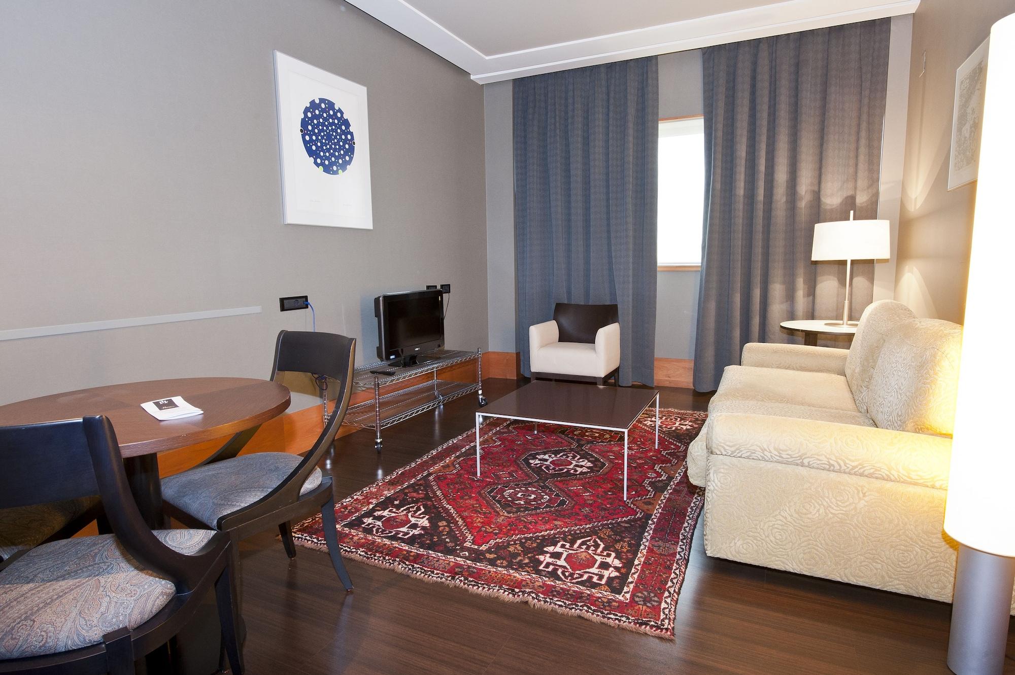 Gran Hotel Lakua Vitoria-Gasteiz Eksteriør billede A living room