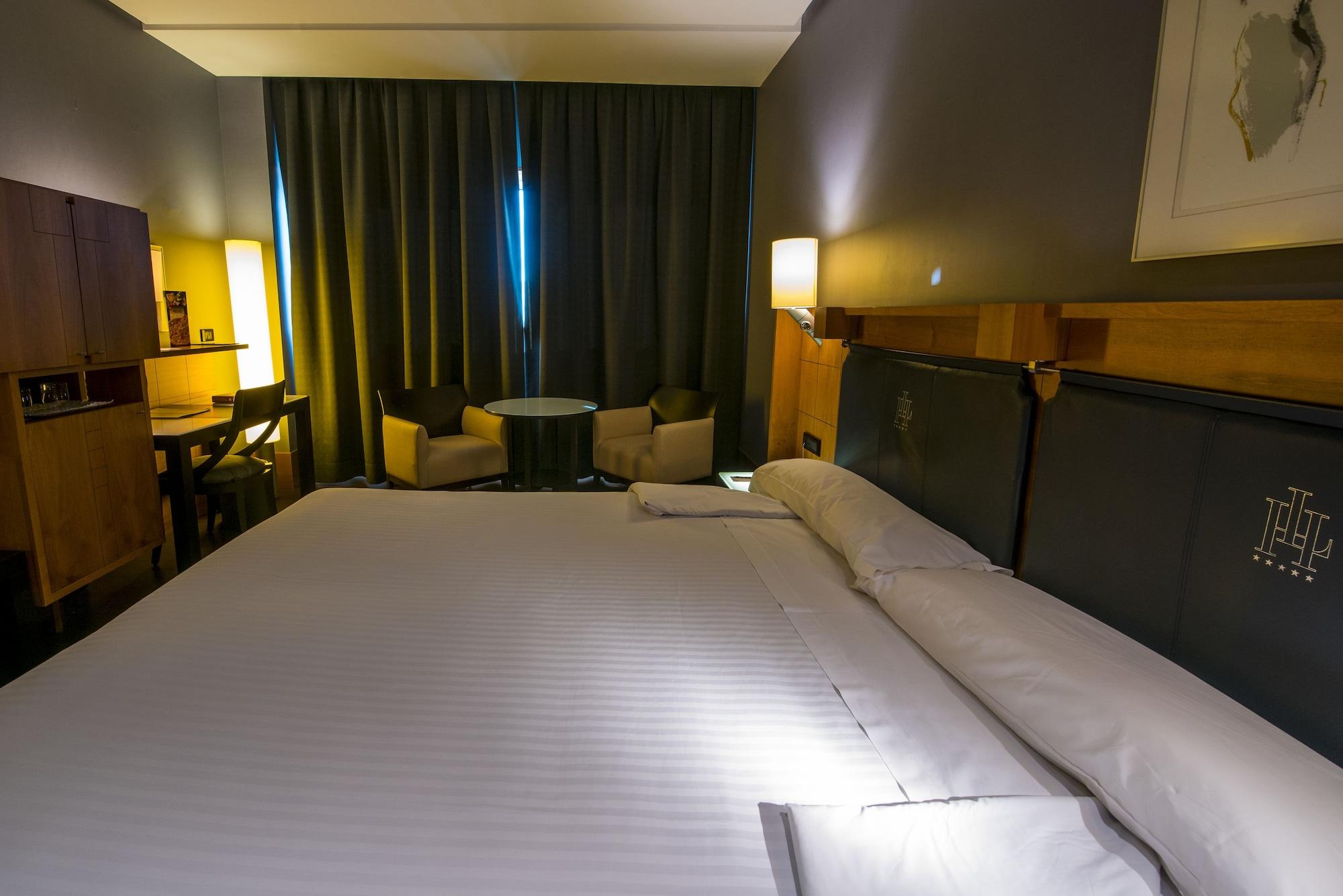 Gran Hotel Lakua Vitoria-Gasteiz Eksteriør billede A room at the hotel