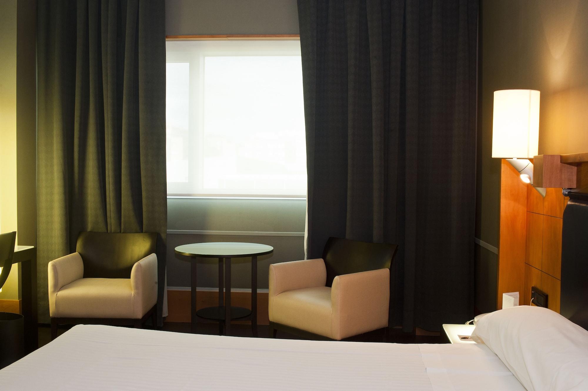 Gran Hotel Lakua Vitoria-Gasteiz Eksteriør billede A room at the hotel
