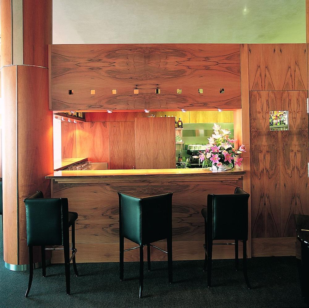Gran Hotel Lakua Vitoria-Gasteiz Eksteriør billede The bar at the restaurant
