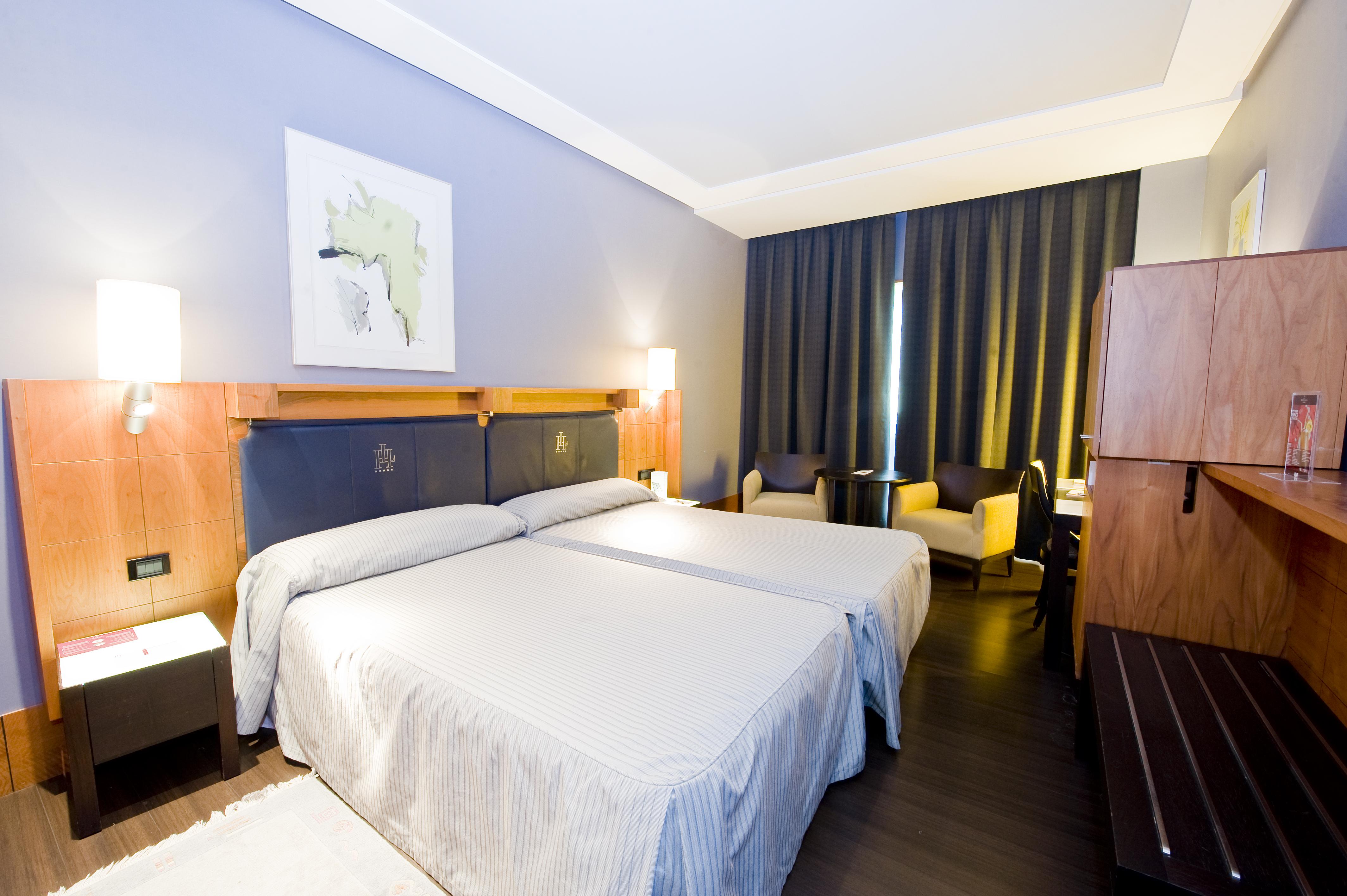 Gran Hotel Lakua Vitoria-Gasteiz Eksteriør billede A room at the hotel
