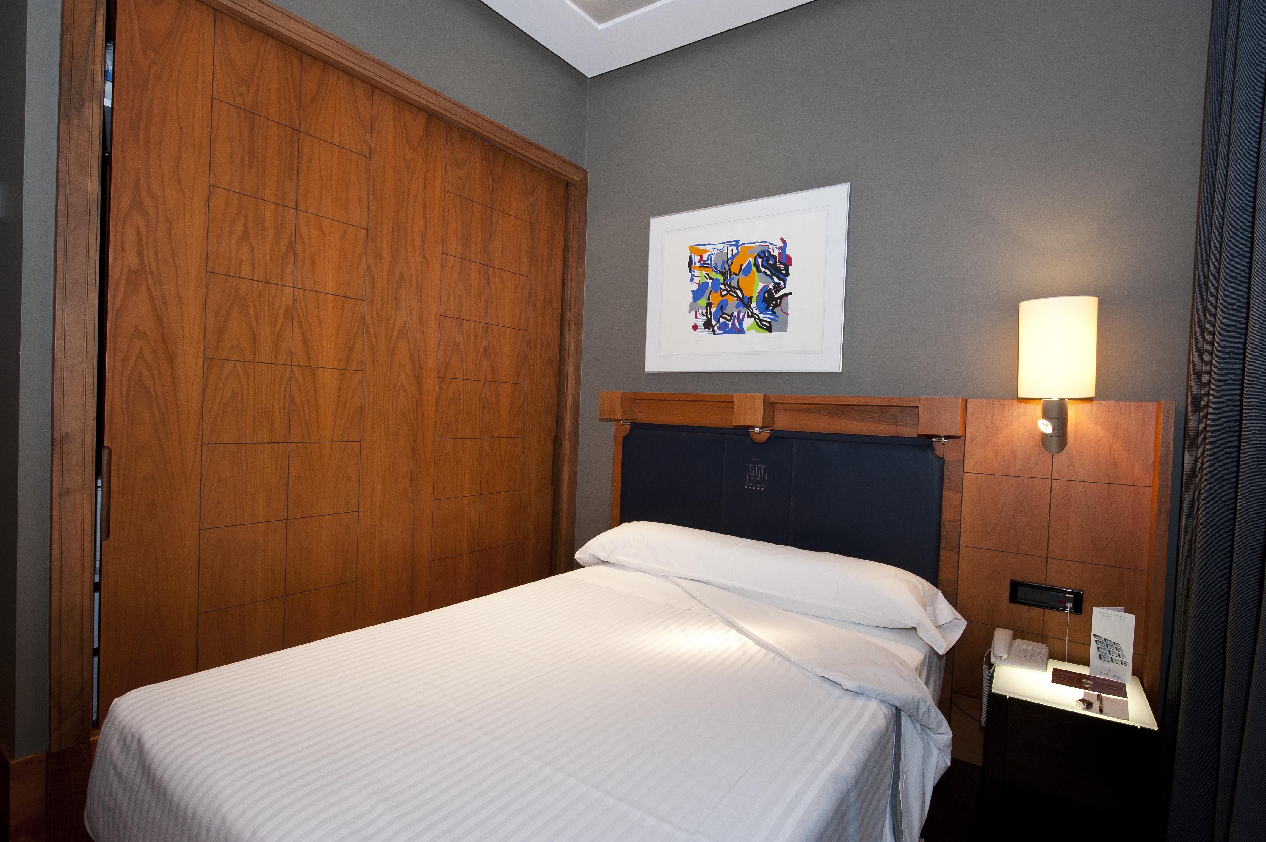 Gran Hotel Lakua Vitoria-Gasteiz Eksteriør billede A room at the hotel