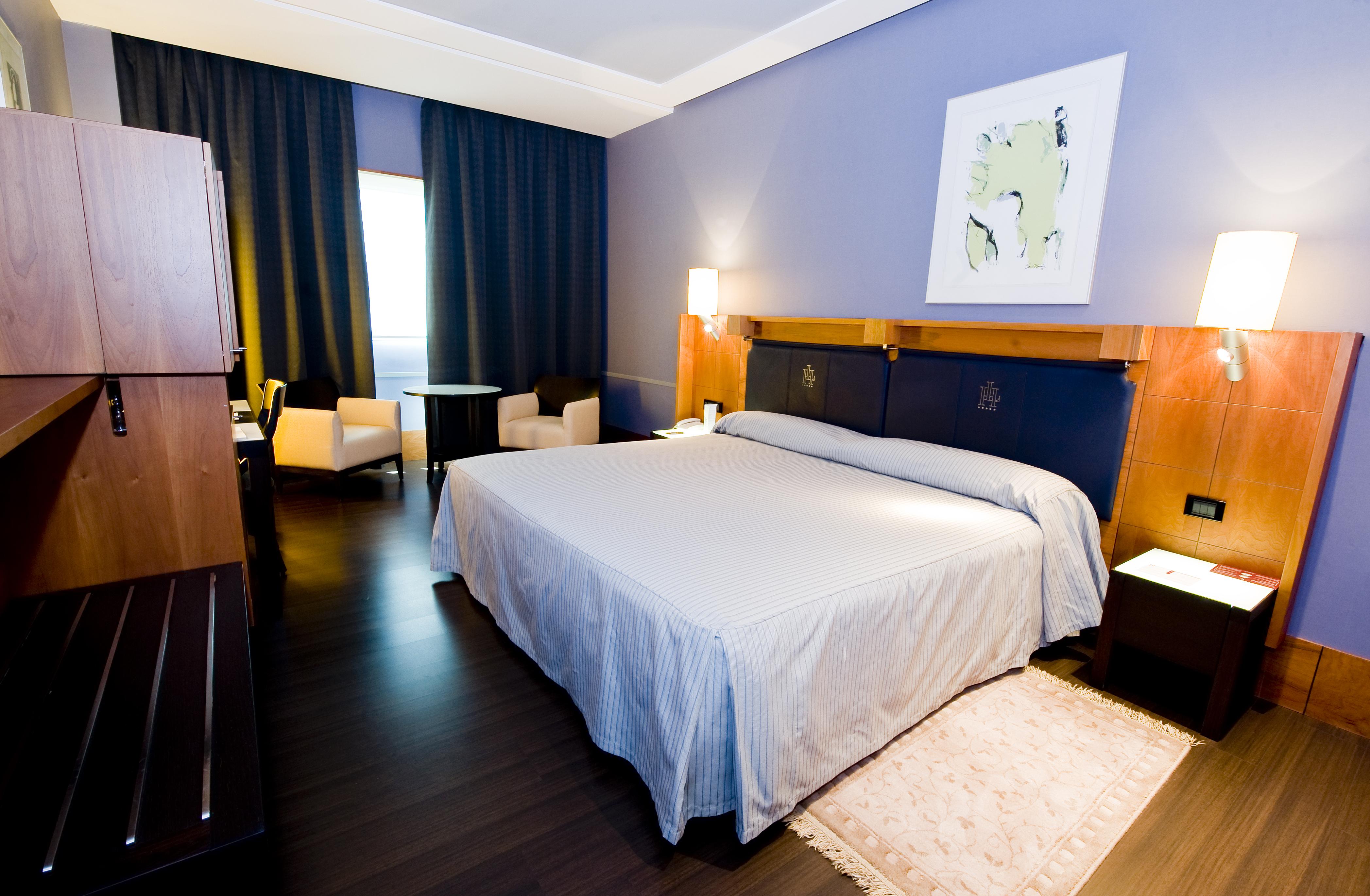 Gran Hotel Lakua Vitoria-Gasteiz Værelse billede A room at the hotel
