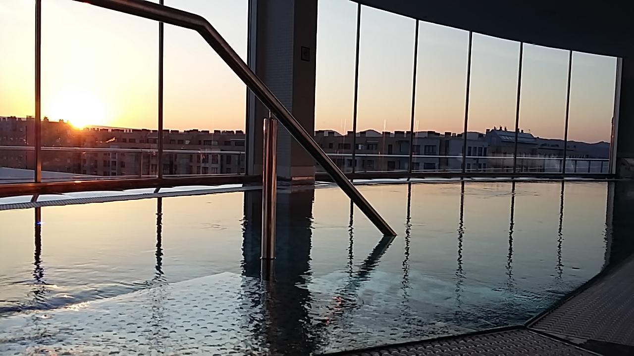 Gran Hotel Lakua Vitoria-Gasteiz Eksteriør billede The rooftop pool at the hotel