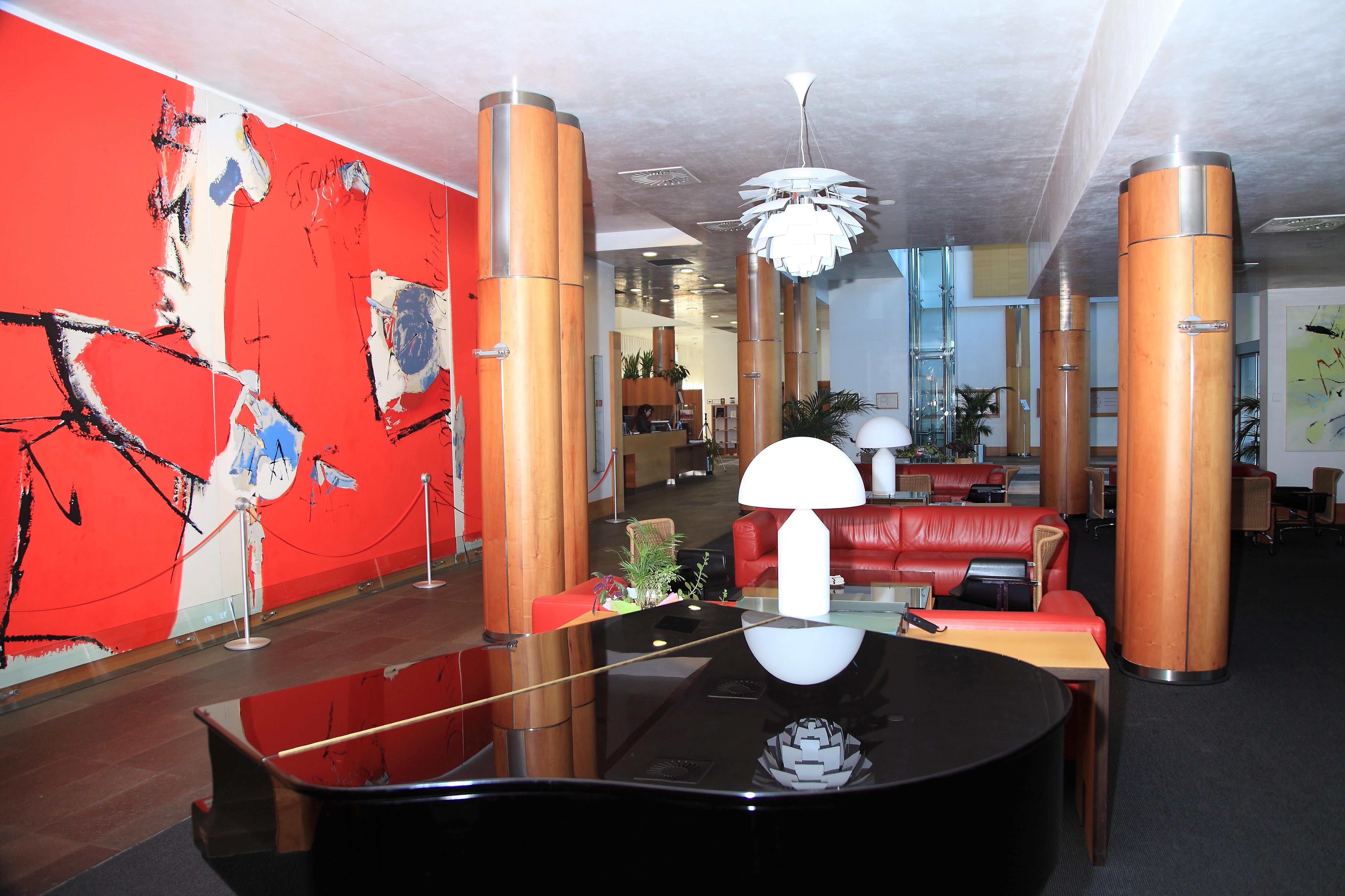Gran Hotel Lakua Vitoria-Gasteiz Eksteriør billede The lobby of the hotel