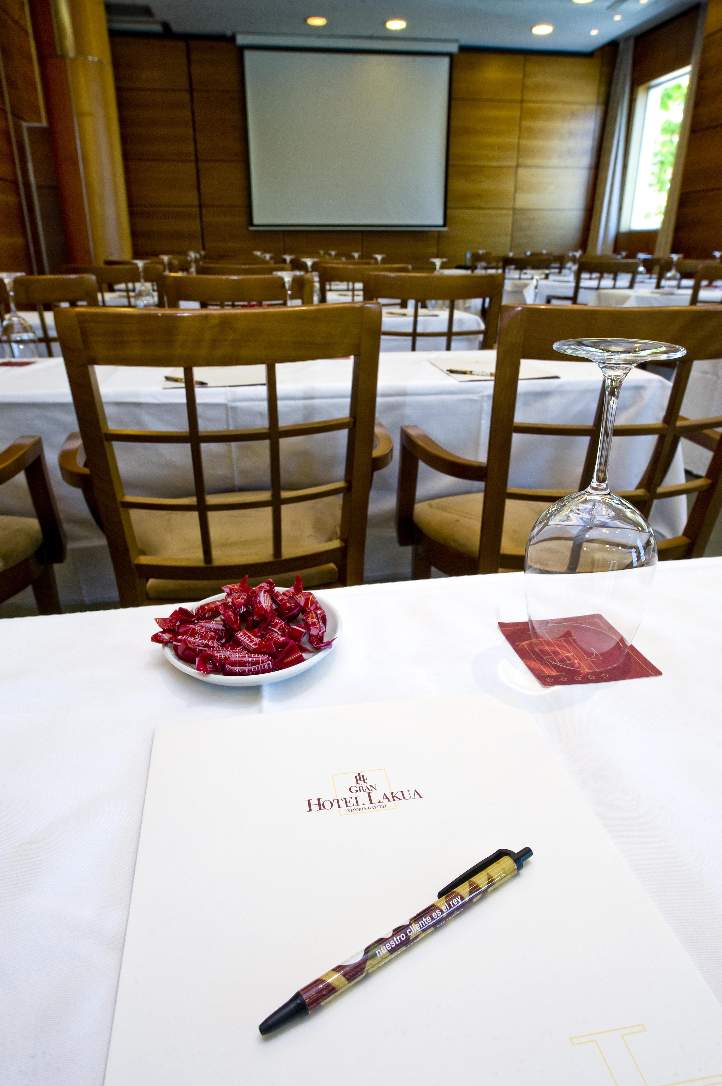 Gran Hotel Lakua Vitoria-Gasteiz Eksteriør billede A bowl of rose petals at a wedding