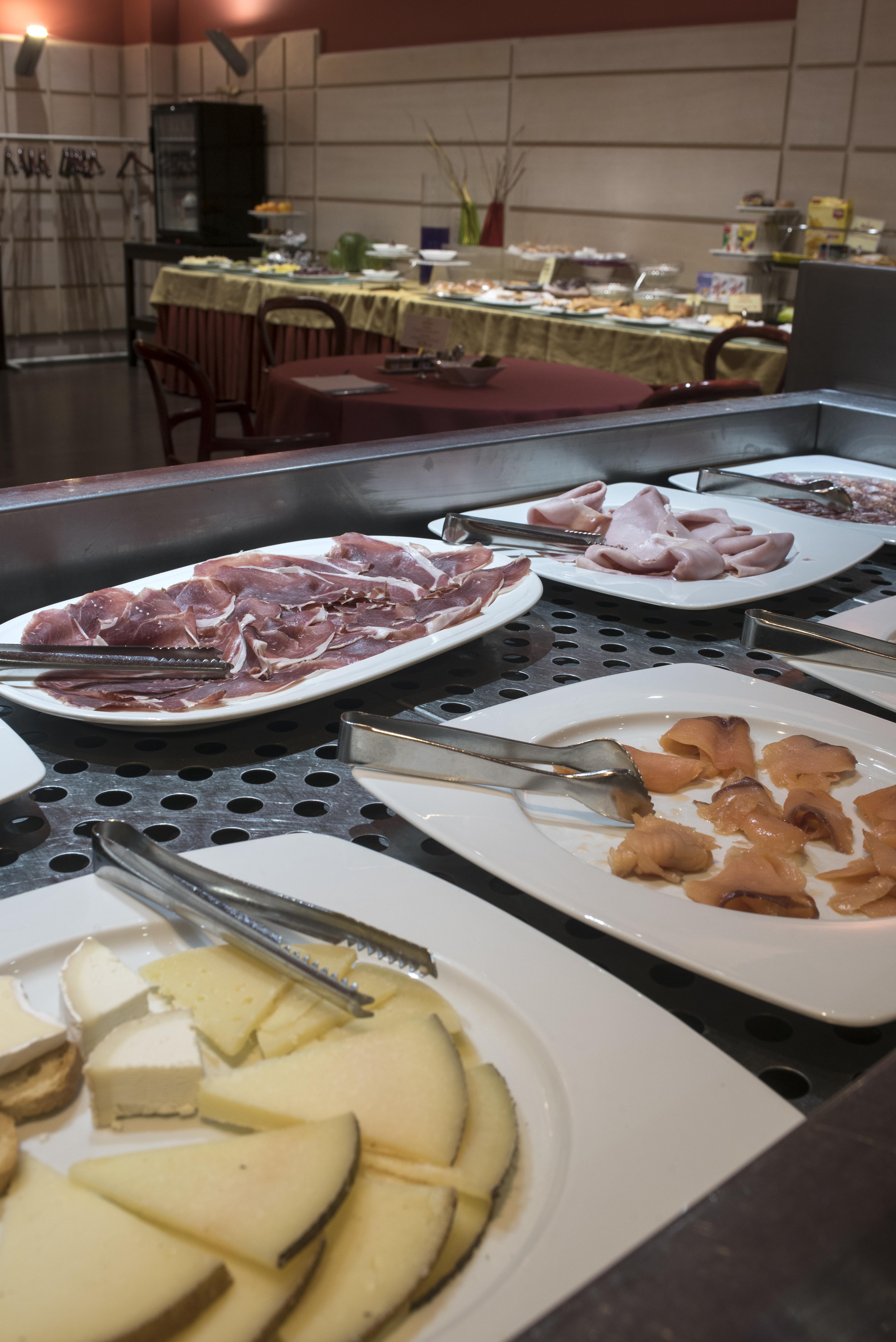 Gran Hotel Lakua Vitoria-Gasteiz Eksteriør billede Cold cuts