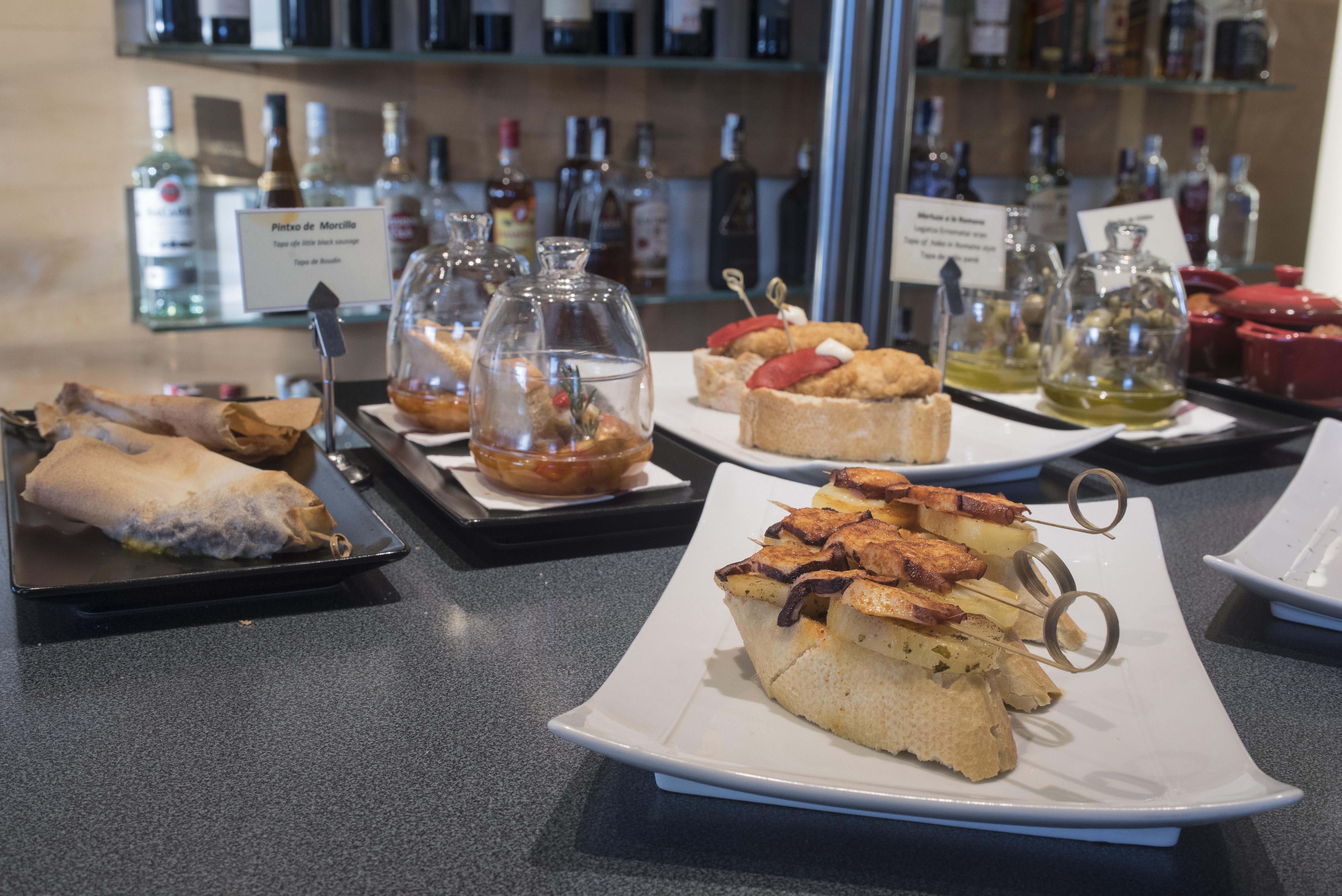 Gran Hotel Lakua Vitoria-Gasteiz Eksteriør billede Pintxo tapas