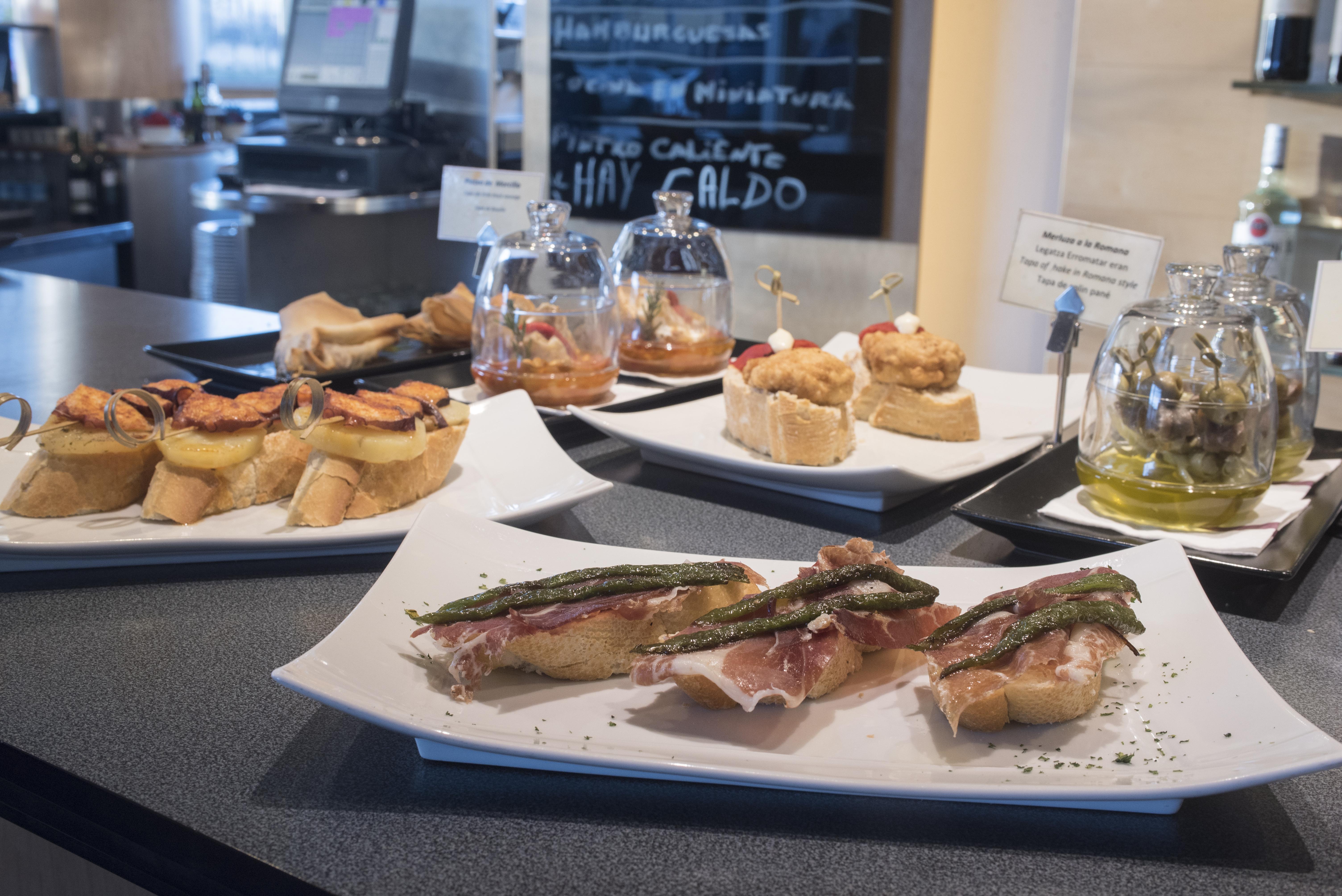 Gran Hotel Lakua Vitoria-Gasteiz Eksteriør billede Pintxo tapas
