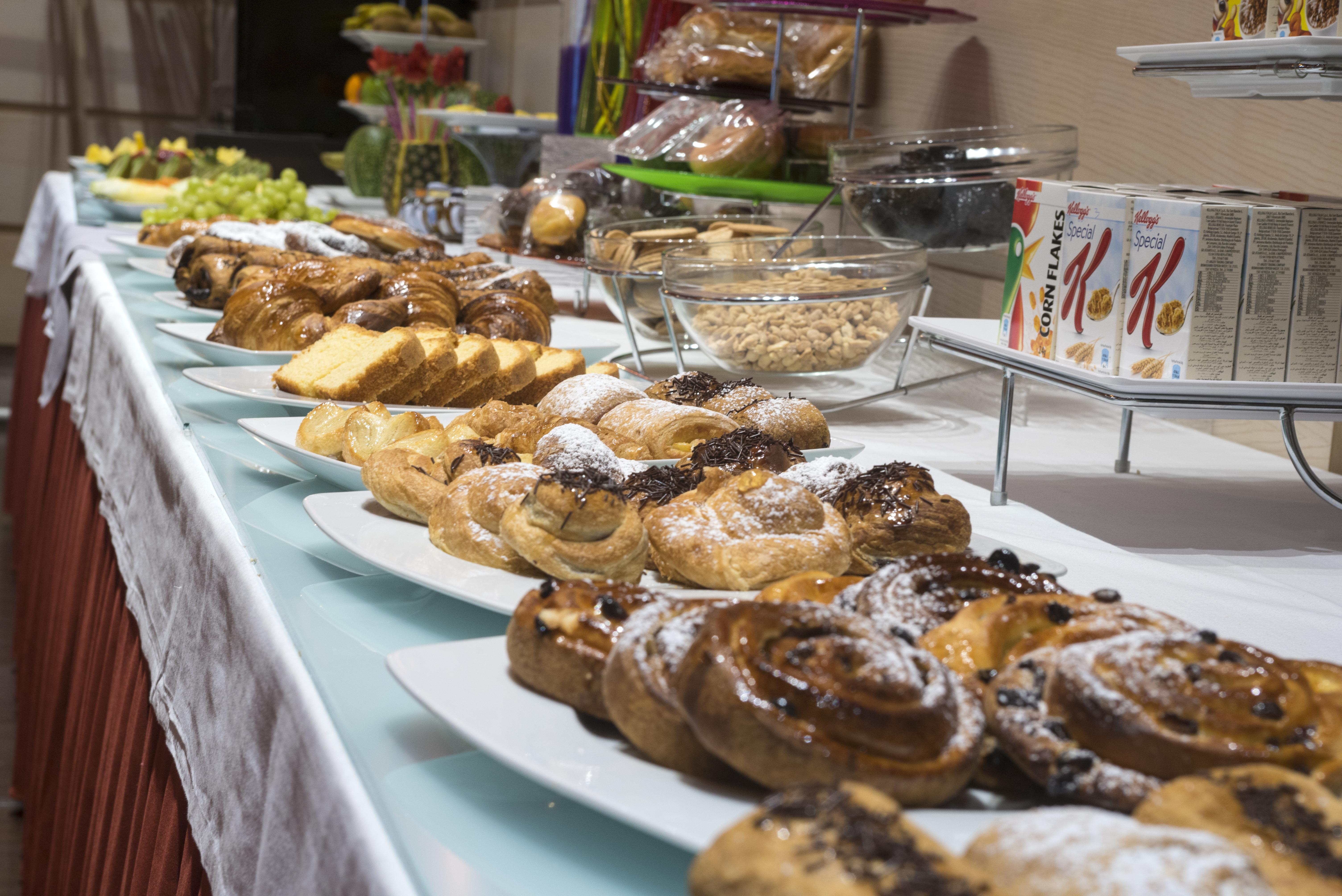 Gran Hotel Lakua Vitoria-Gasteiz Eksteriør billede A buffet of pastries