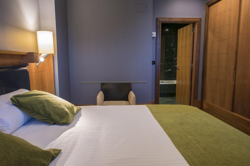 Gran Hotel Lakua Vitoria-Gasteiz Eksteriør billede A room at the hotel