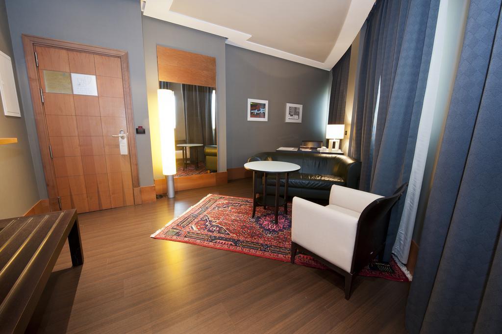Gran Hotel Lakua Vitoria-Gasteiz Eksteriør billede A suite at the hotel