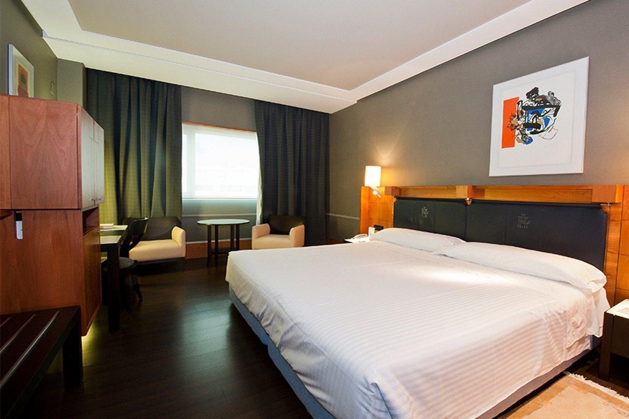Gran Hotel Lakua Vitoria-Gasteiz Eksteriør billede A room at the hotel