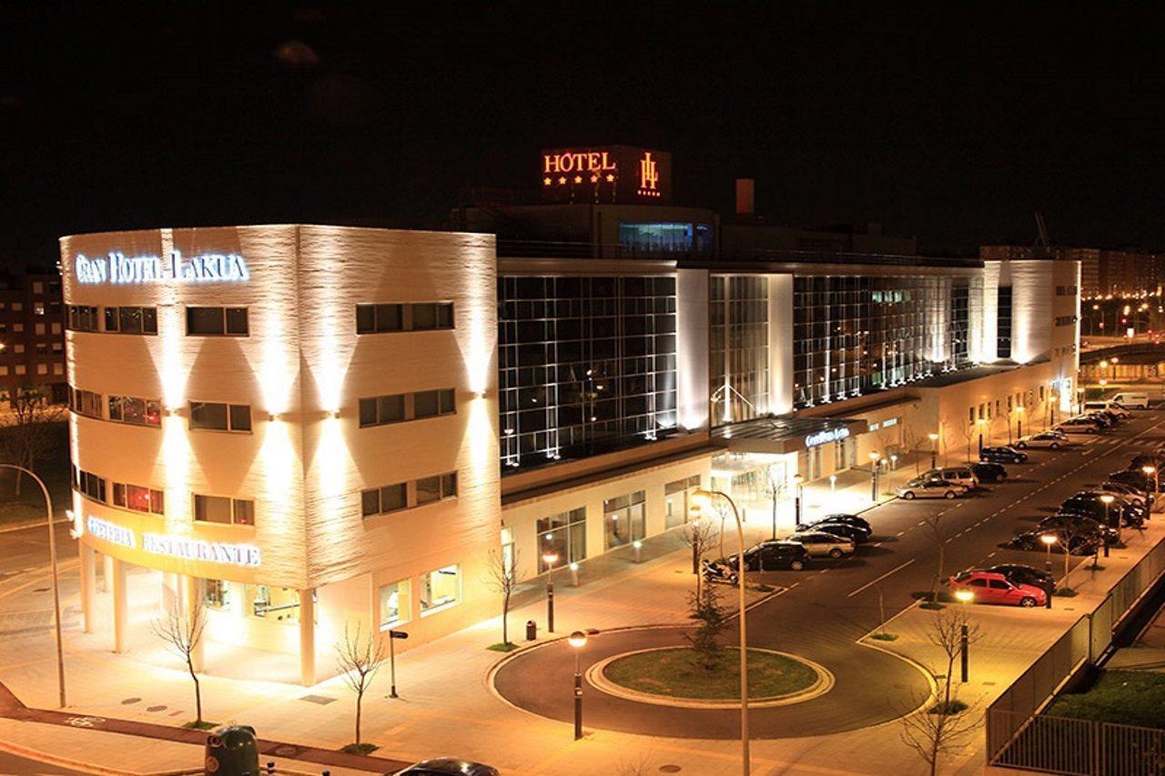 Gran Hotel Lakua Vitoria-Gasteiz Eksteriør billede The hotel at night