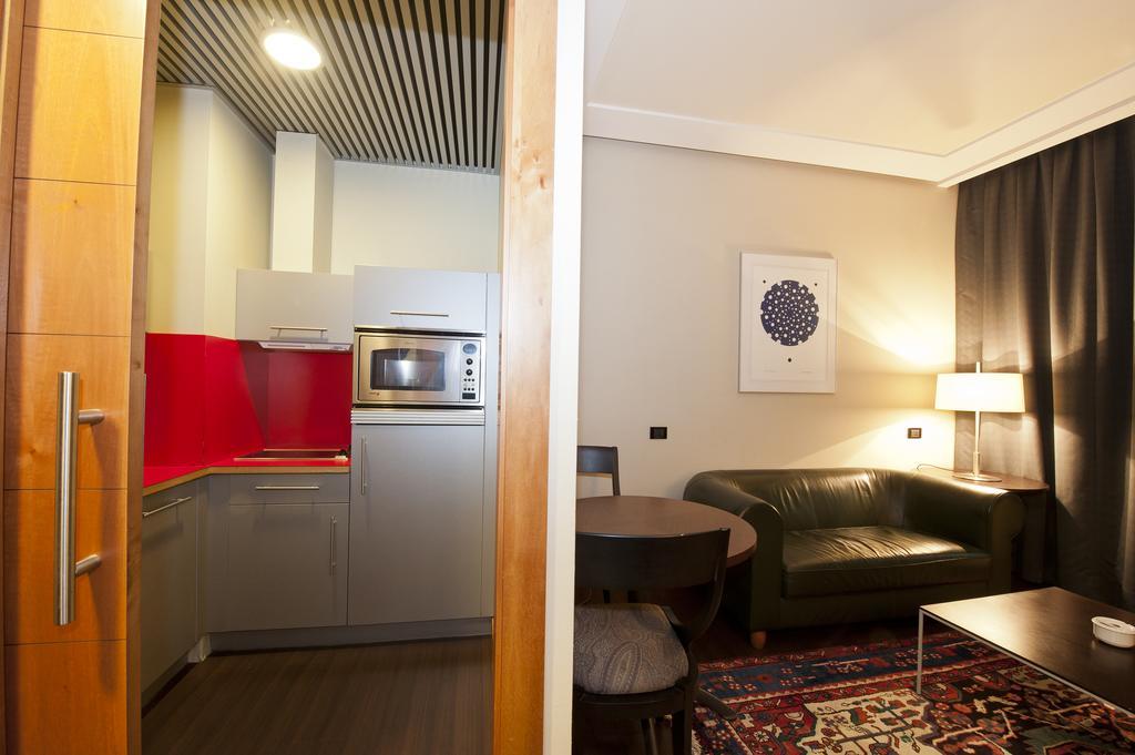 Gran Hotel Lakua Vitoria-Gasteiz Eksteriør billede A studio apartment in London