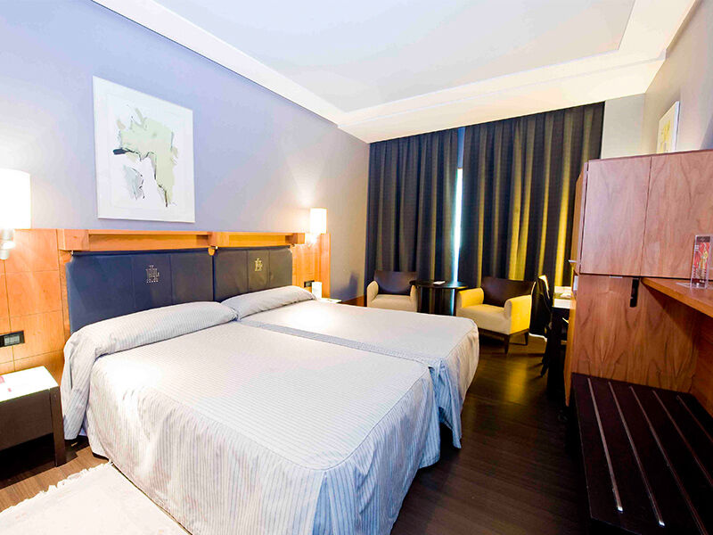 Gran Hotel Lakua Vitoria-Gasteiz Eksteriør billede A room at the hotel